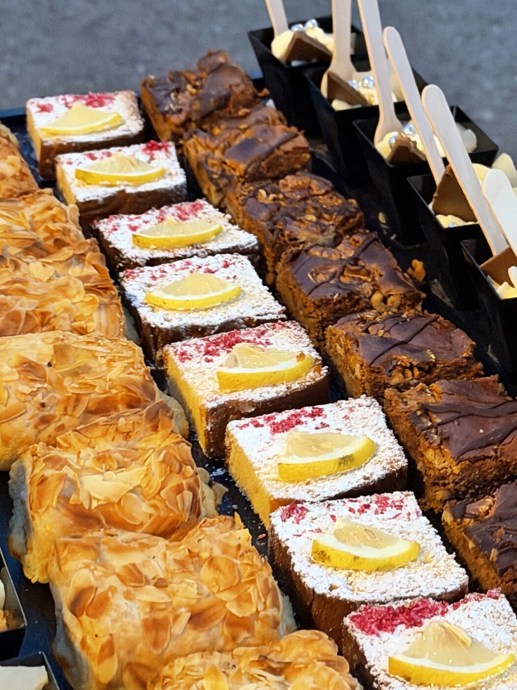Dessertwürfel mit Zitrone vom Catering-Buffet