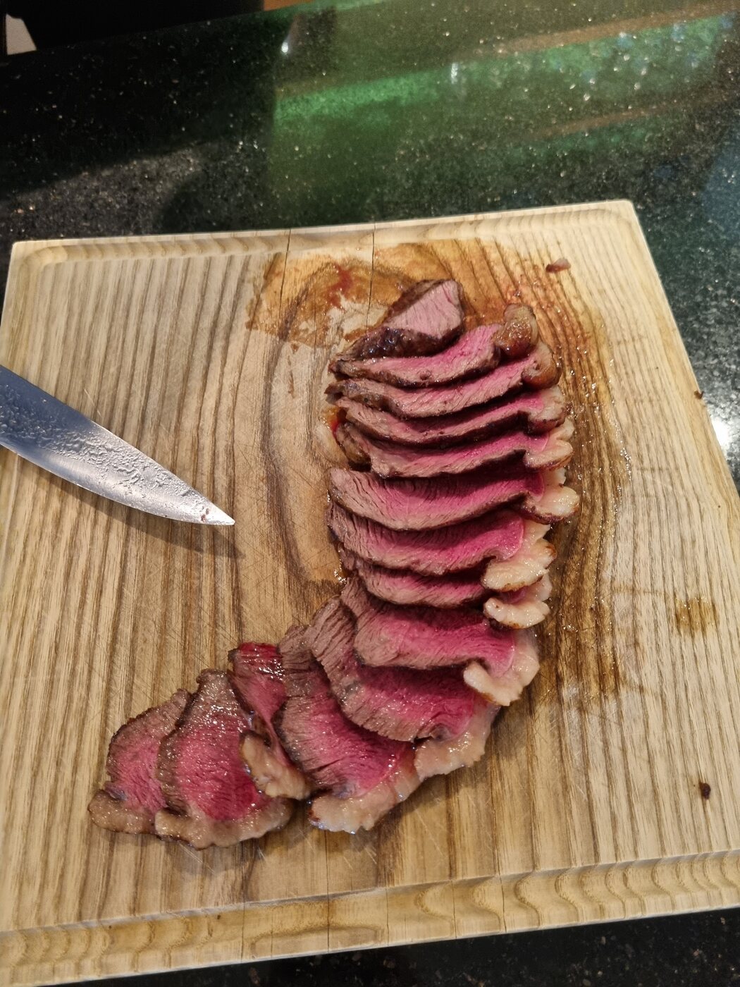 Tranchiertes Steak auf Holzbrett
