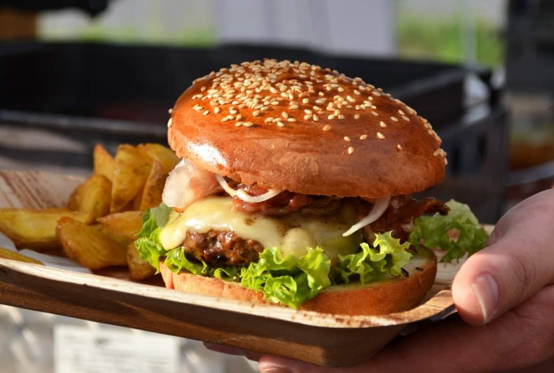 Burger mit Wedges auf Holzteller
